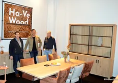 John Vermeer (directeur Ha-Ve Wood) en agenten Hugo Bauerhuit en Leon Pompen. Het bedrijf uit Kaatsheuvel bracht een gloednieuwe tafellijn op de markt.